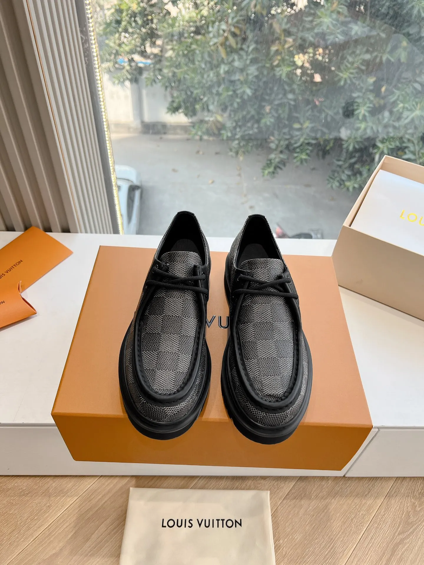 👟👟Ex-factory price 720👟👟 What you see is what you get G199 top version Louis Vuitto Louis Vuitton LV donkey brand L Carrefour shoes Archlight classic Skate sports and leisure thick-soled shoes Your LV outfit is shared today Louis Vuitton Presbyopic thick-soled loafers Original purchase and development Production Original purchase and development Production This LV Archlight sneaker is from Cut from cow leather in a playful shape. Double laces embellished with Louis Vuitton logo beading. The wide tongue and wavy outsole establish recognition, both are decorated with the LV Circle logo ▪️Fabric: Original imported original material ▪️Inner lining: Original customized lining ▪️Sole: Original molded genuine ▪️Size: Women's 35-45 (please note male and female when ordering at 39.40, 45 is not refundable or exchangeable for customization)